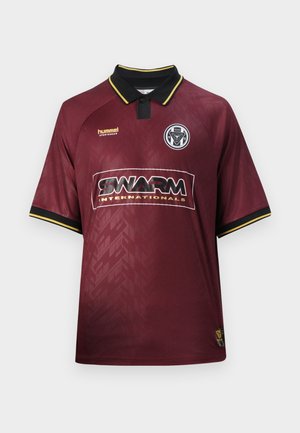 Maglia sportiva color bordeaux realizzata in tessuto leggero, con colletto nero e dettagli gialli, motivo geometrico e logo SWARM sul davanti.