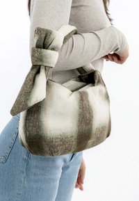 Groene en crèmekleurige gestreepte stoffen handtas met een geknoopte hengsel, voorzien van een ritssluiting en metalen kettingaccent. Gestructureerd materiaal.