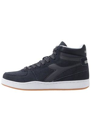 Czarny sneaker typu high-top z białą podeszwą, sznurowany z przodu i z wyściełanym kołnierzem, pokazany od wewnętrznej strony na białym tle.