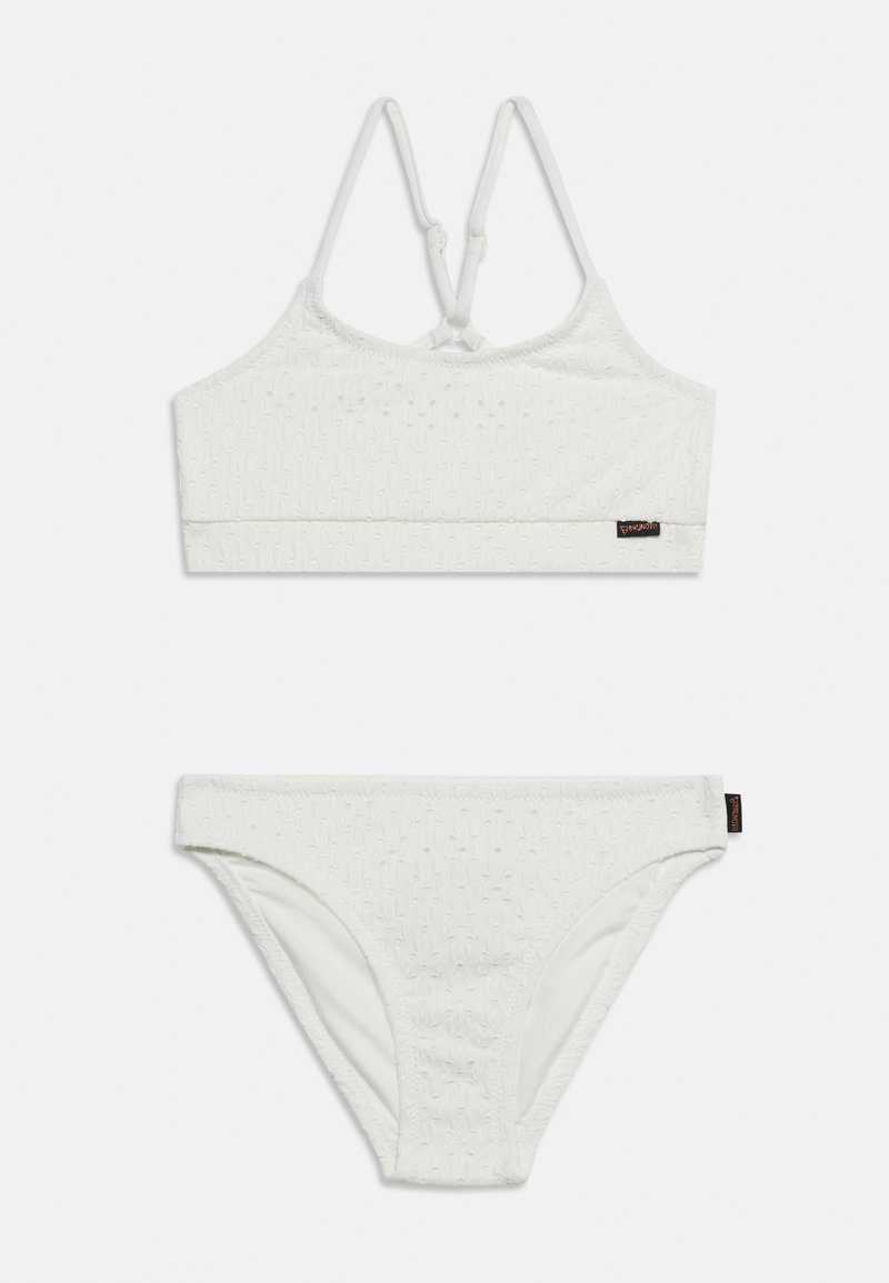 Λευκό υφασμάτινο μπικίνι σετ δύο τεμαχίων με λεπτές ρυθμιζόμενες τιράντες στον πάνω μέρος και ταιριαστό σλιπ με χαμηλή μέση, και τα δύο με μικρές μαύρες ετικέτες μάρκας.