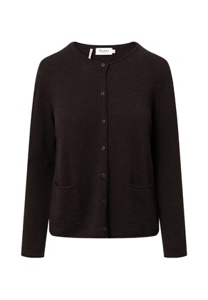 Cárdigan marrón hecho de una tela suave. Presenta un cuello redondo, cierre frontal con botones y dos bolsillos frontales. Tiene mangas largas con un ajuste relajado.