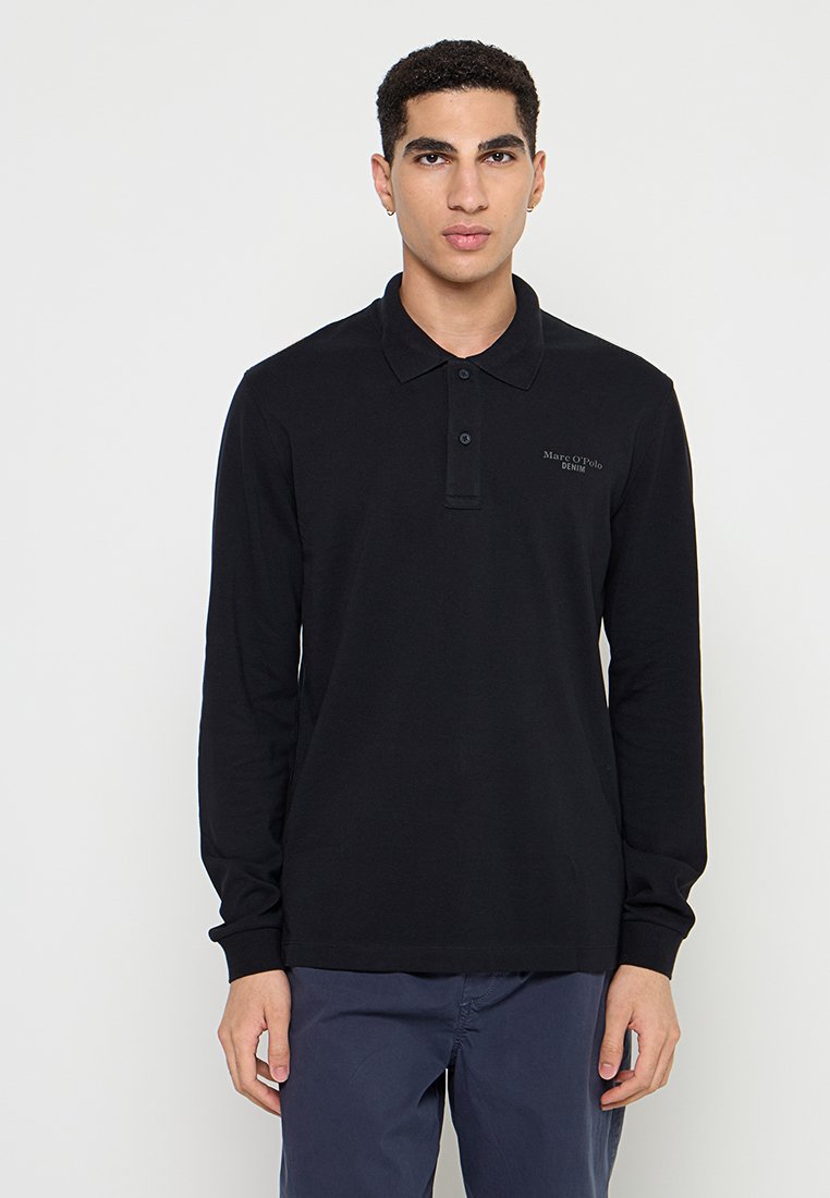 Schwarzes Langarm-Polohemd mit Kragen, ausgestattet mit einer Knopfleiste mit zwei Knöpfen und einem dezenten Logodetail auf der linken Brust. Glatte Textur.