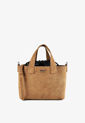 Sac à main en daim beige avec deux petits poignées et une bandoulière amovible, doté d'une pochette noire à cordon à l'intérieur.