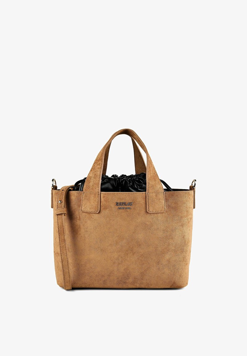 Sac à main en daim beige avec deux petits poignées et une bandoulière amovible, doté d'une pochette noire à cordon à l'intérieur.