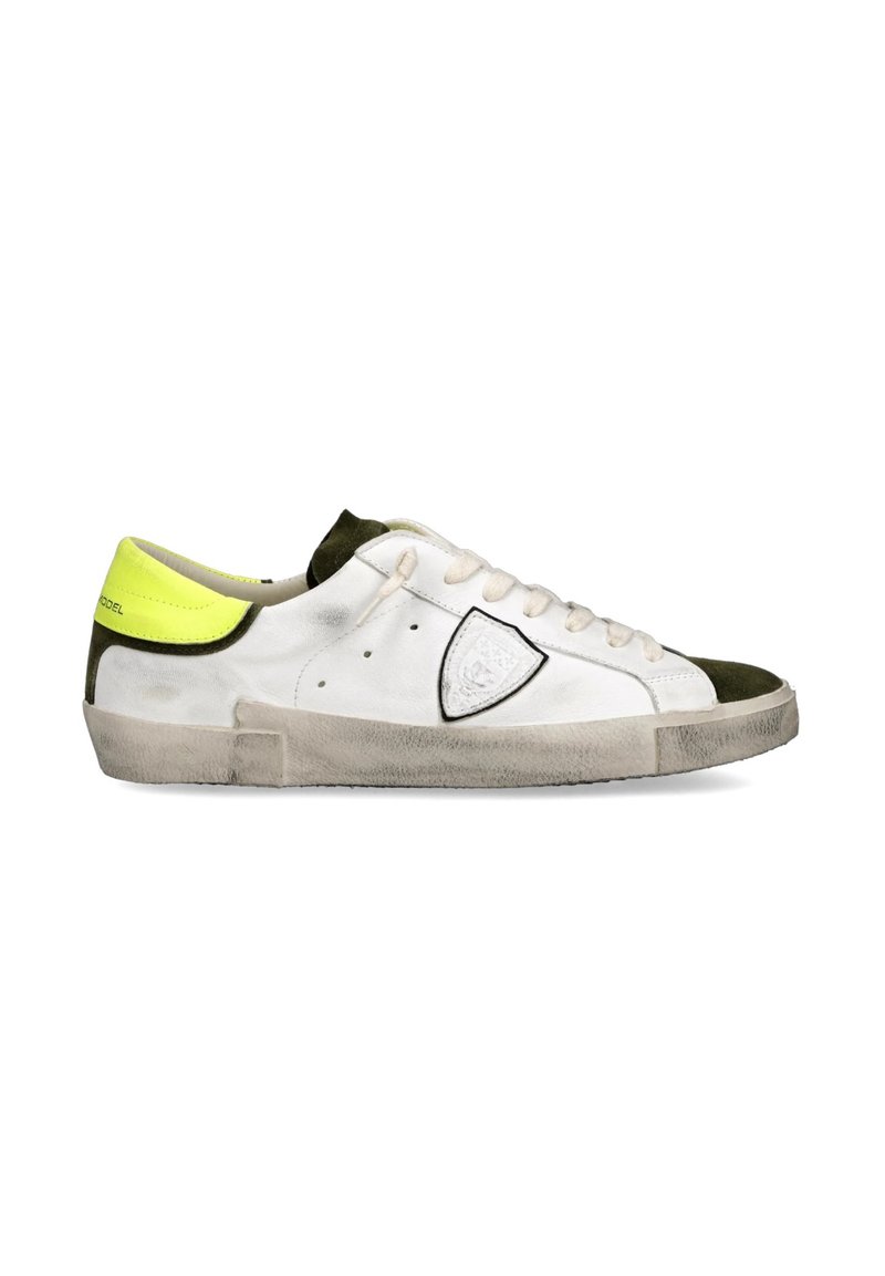 Sneaker bianco e verde con punta in suede, corpo in pelle bianca testurizzata e accento sul tallone giallo neon. Presenta lacci piatti e dettagli del logo.