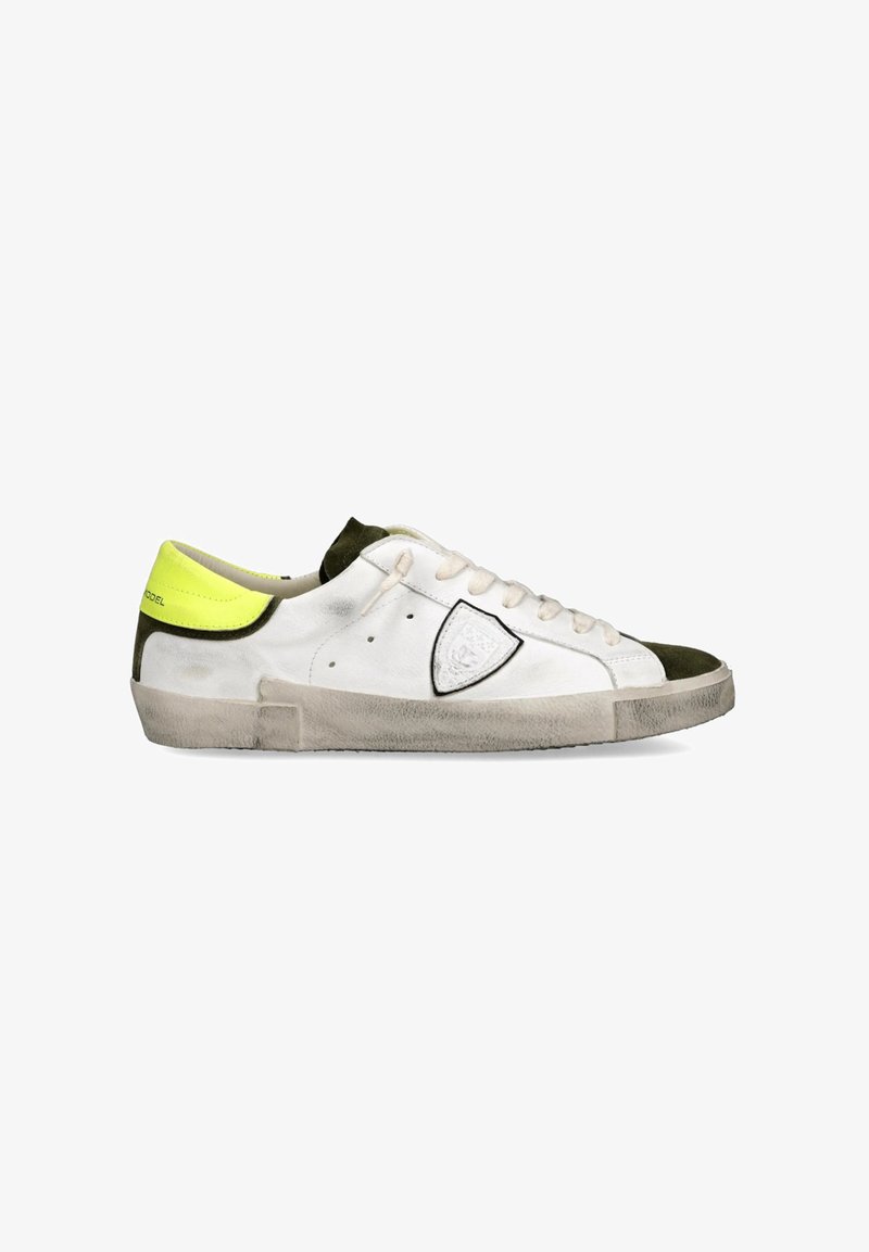 Sneaker bianco e verde con punta in suede, corpo in pelle bianca testurizzata e accento sul tallone giallo neon. Presenta lacci piatti e dettagli del logo.