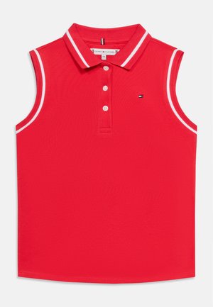 Mouwloze rode poloshirt met witte rand op de kraag en armsgaten, drie witte knopen en een klein Tommy Hilfiger-logo op de borst.