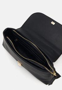 Valentino Bags ARCADIA - Axelremsväska - nero