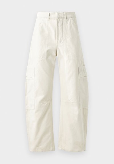 Beige cargo bukser med løs pasform, der har flere patch lommer, en lynlås-lukning og en tekstureret overflade. Lavet af holdbart bomuldsmateriale.