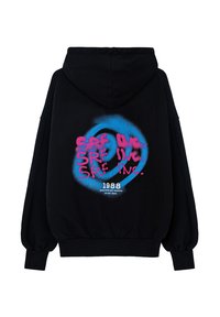 Czarna bluza z kapturem z dużym graficznym motywem na plecach w niebieskim i różowym stylu sprayu. Zawiera napis "SRF INC." oraz "1988" w białym kolorze.