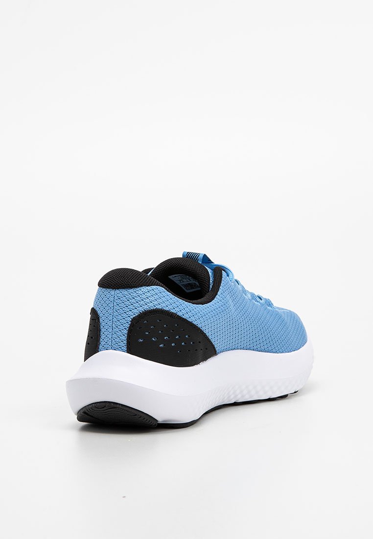 Sneaker blu con tomaia in rete, accenti neri sul tallone e suola bianca. Presenta perforazioni per la traspirabilità e un design imbottito.