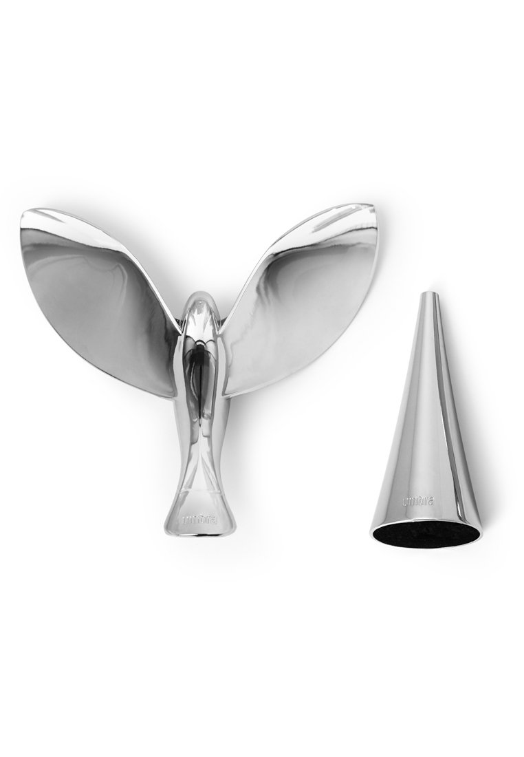 Silberner Metallweinflaschenverschluss in Form eines Walschwanzes, mit glatten Oberflächen und einem nach unten verjüngten Design. Begleitet von einer kegelförmigen Basis.
