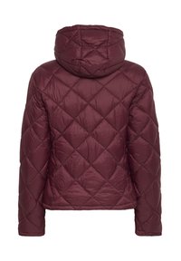 Bordeaux puhovka s kapuco, ki ima prešito diamantsko vzorec, dolge rokave in gladko sijočo teksturo.