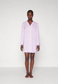 Μοβ ριγέ νυχτικό, ελαφρύ ύφασμα, με γιακά και κουμπιά, μακριά μανίκια, μέχρι το γόνατο, απαλής υφής.