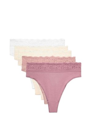 Stapeling van vier katoenen damesstring met kanten afwerking in wit, crème, lichtroze en mauve kleuren op een witte achtergrond.