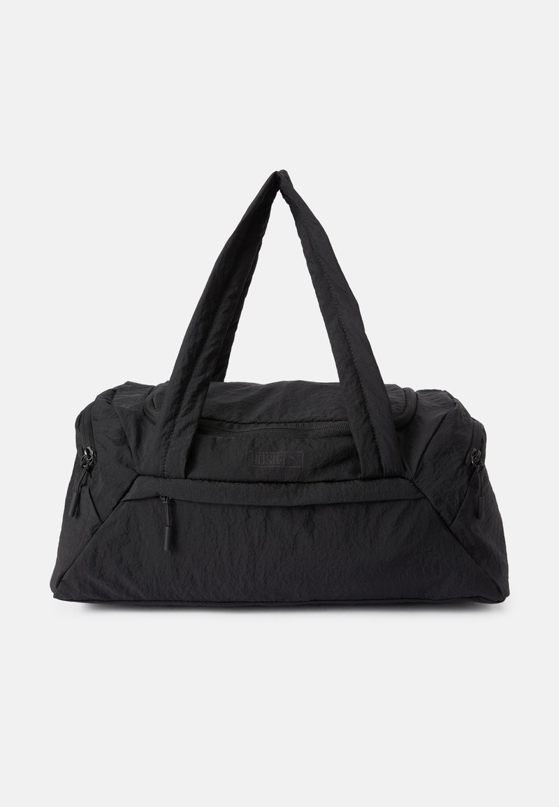 Czarna torba typu duffel wykonana z teksturowanego nylonu, z podwójnymi uchwytami u góry, zamykaną główną komorą oraz bocznymi kieszeniami do przechowywania.