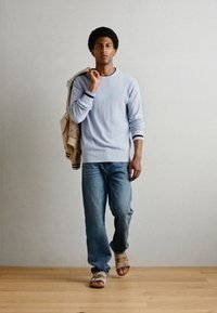 Scotch & Soda REGULAR FIT CREW NECK - Jersey de punto - faded denim melange