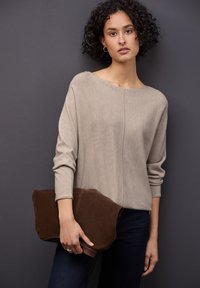 Maglione beige a maglia con vestibilità comoda, scollo tondo e maniche lunghe, abbinato a una borsa a tracolla in suede marrone scuro. Tessuto liscio e design semplice.