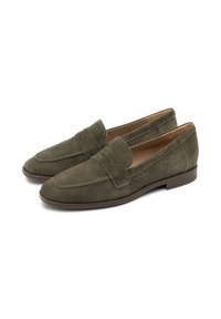 Mocassini in suede verde oliva con suola piatta marrone, dotati di un design cucito e una banda decorativa sulla parte anteriore. Rivestimento interno liscio.