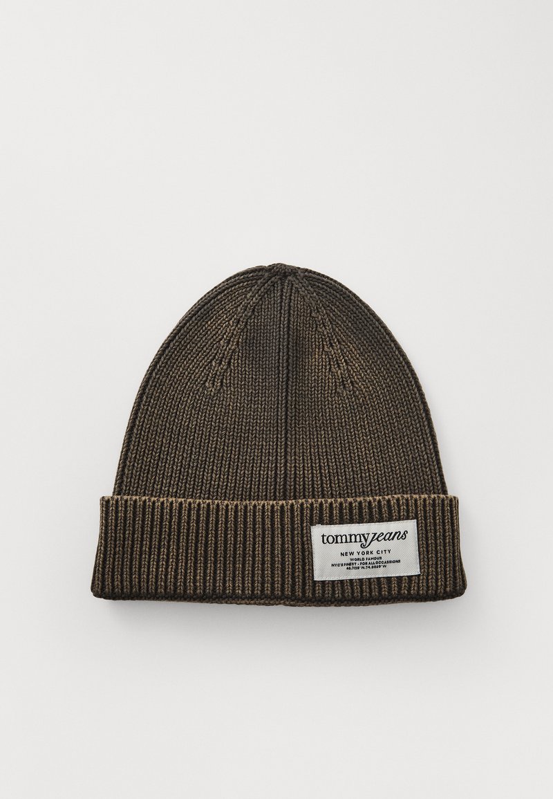 Pletená čepice tmavě hnědé barvy s ribbed manžetou. Obsahuje bílou nášivku s nápisem "tommy jeans" a textem. Texturovaná tkanina s přiléhavým designem.