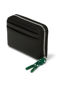 Czarny skórzany portfel na zamek z zewnętrznymi kieszeniami na karty i srebrnym zamkiem błyskawicznym, z zielonym i białym plecionym uchwytem do zamka.