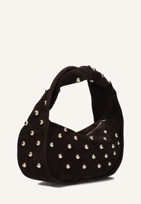 Bruine suede handtas met een gedraaide handgreep, versierd met metalen gouden studs die gelijkmatig over het oppervlak zijn verdeeld. Beschikt over een ritssluiting.