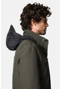 Khaki kurtka z czarnym, odpinanym kapturem, z zamkiem błyskawicznym i zatrzaskiem, kieszeniami z przodu oraz gładkim, matowym wykończeniem.