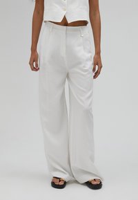Unselected, white