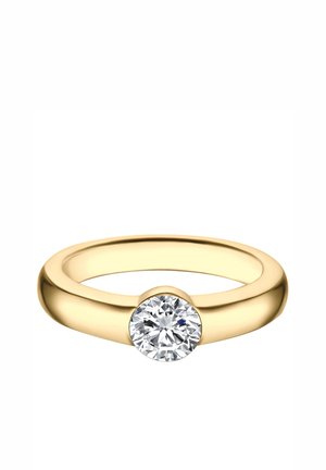 Anillo de oro con un único diamante redondo tallado en brillante, engastado en un engaste de bisel liso sobre una banda lisa.
