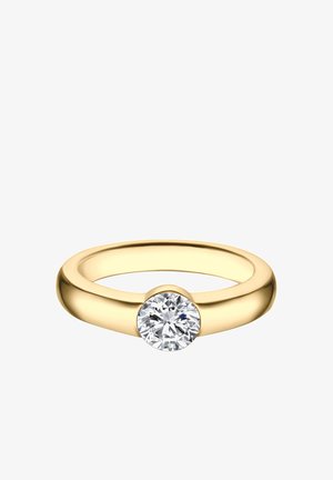 Anello in oro con un unico diamante rotondo taglio brillante incastonato in una montatura a castone liscia su una fascia semplice.