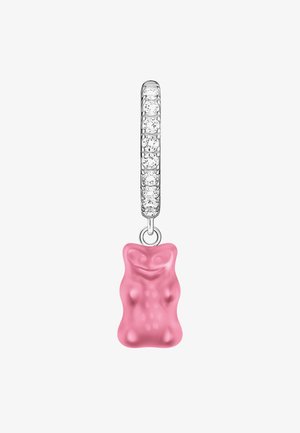 Silberner Creolen-Ohrring mit eingelassenen weißen Kristallen, verziert mit einem hängenden, durchscheinenden pinkfarbenen Gummibärchen-Anhänger.
