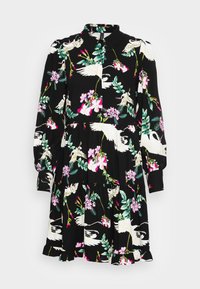 Vestido preto com padrão floral apresentando pássaros brancos, flores cor-de-rosa e folhas verdes. Mangas longas, colarinho com botões e bainha com babados.