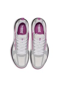 Sneakers grigi e bianchi con accenti viola. Parte superiore in rete per traspirabilità, lacci bianchi e suola in gomma con motivo. Logo del marchio visibile.