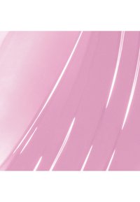 Surface rose lisse et brillante avec une lumière se reflétant sur des lignes courbes, créant des reflets lumineux et des ombres douces.