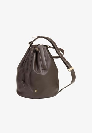 Borsa a secchiello in pelle marrone con chiusura a cordoncino, tracolla regolabile e dettagli in metallo dorato. Texture liscia con dettaglio del logo.