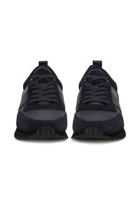 Tengerészeti színű sportcipő, ötvözve nubuk és szintetikus anyagot. Laposszájú fűzőkkel, texturált talppal és diszkrét szürke oldalsávval rendelkezik.