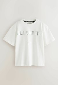 Balta kokvilnas T-kreklu ar apaļu kakla izgriezumu, īsām piedurknēm un lielu sudraba "ALLSAINTS" drukājumu pa priekšpusi. Mīksta tekstūra, brīvā piegriezumā.