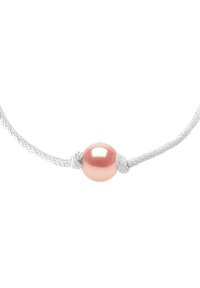Perle rose sur un cordon tressé blanc avec des accents noués, mettant en valeur une surface lisse et brillante ainsi qu'une forme ronde.