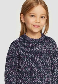 Strickpullover mit Rundhalsausschnitt, in den Farben Dunkelblau, Lila und Hellrosa, mit strukturiertem Muster und gerippten Saumakzenten.
