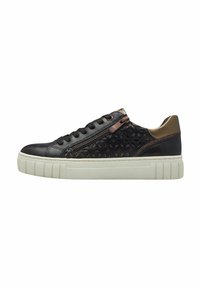 Sneaker nera in pelle con una tomaia testurizzata che presenta accenti a motivo, hardware in bronzo e una suola in gomma bianca con dettagli scanalati.