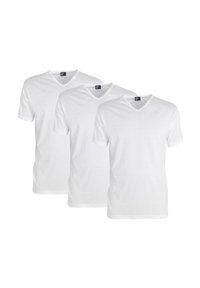 Drie witte katoen t-shirts met korte mouwen en een v-hals ontwerp. Eenvoudig, gladde textuur, zonder patronen of accenten zichtbaar.