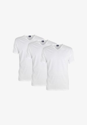 Drie witte katoen t-shirts met korte mouwen en een v-hals ontwerp. Eenvoudig, gladde textuur, zonder patronen of accenten zichtbaar.