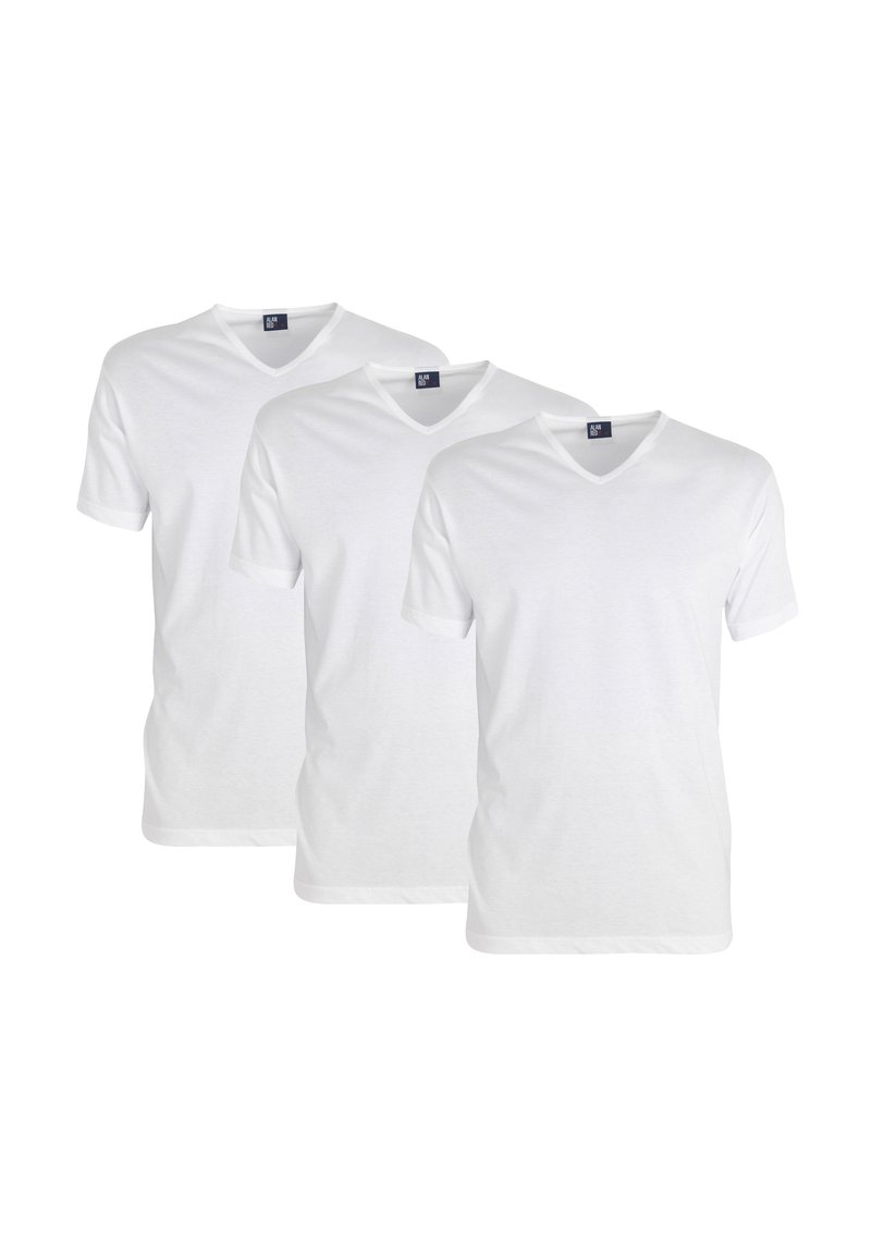 Drie witte katoen t-shirts met korte mouwen en een v-hals ontwerp. Eenvoudig, gladde textuur, zonder patronen of accenten zichtbaar.