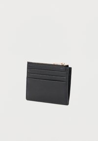 Porte-cartes en cuir noir avec une section zippée, quatre fentes pour cartes d'un côté et une finition texturée. Conception compacte et légère.