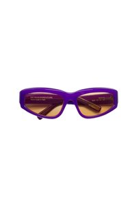 Occhiali da sole viola con design angolare e oversized. Dotati di lenti marroni e un logo sulla parte interna dell'asta, made in Italy.