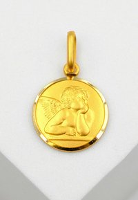Pendentif doré représentant un chérubin avec des ailes texturées et une expression pensive, de forme circulaire avec une boucle proéminente.