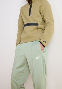 Nike Sportswear Träningsbyxor - mint