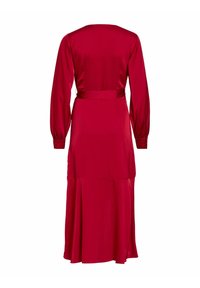 Robe rouge en satin à manches longues avec taille ajustée et ourlet évasé, vue de dos sur fond blanc.