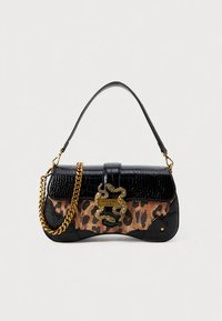 Borsa in pelle nera con stampa leopardata, fibbia a forma di serpente dorato, tracolla a catena e texture effetto coccodrillo. Presenta una forma strutturata.