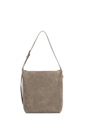Sac à bandoulière en daim gris de forme carrée avec une longue sangle réglable et des coutures visibles minimales sur un fond uni.